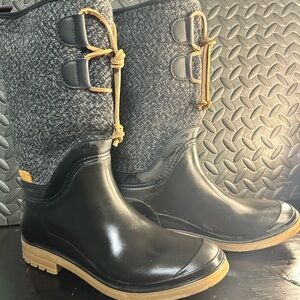Stylish Black and Gray Women's Boots
